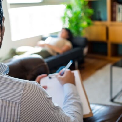 Osoba uczestniczy w terapii współuzależnienia na sesji z psychoterapeutą.