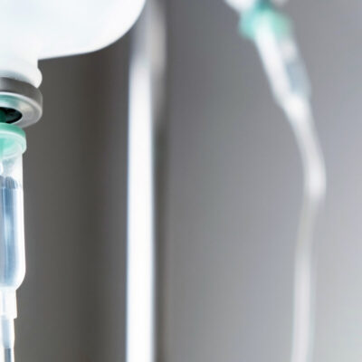 Wlewy witaminowe w szpitalnej kroplówce zapewniają dodatkowe składniki odżywcze.