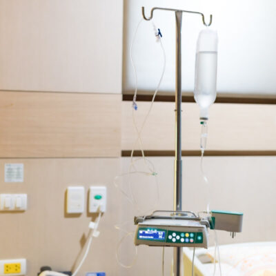 Stojak w szpitalu z kroplówką do wlewów dożylnych.