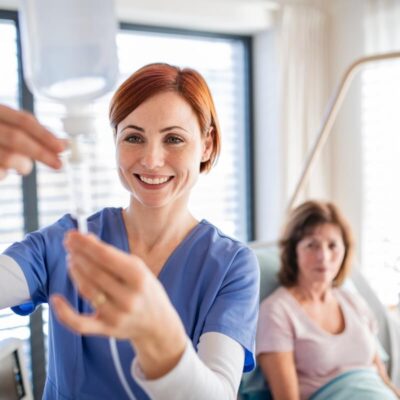 Kroplówki witaminowe zwykle zawierają witaminy B i C; rozważa się je przy podejrzeniu niedoborów lub zaburzeń wchłaniania, po ocenie lekarskiej.