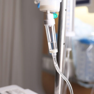 Kroplówki witaminowe to dożylne wlewy składników odżywczych po kwalifikacji; mogą wspierać nawodnienie i uzupełnianie niedoborów, gdy doustnie jest trudne.