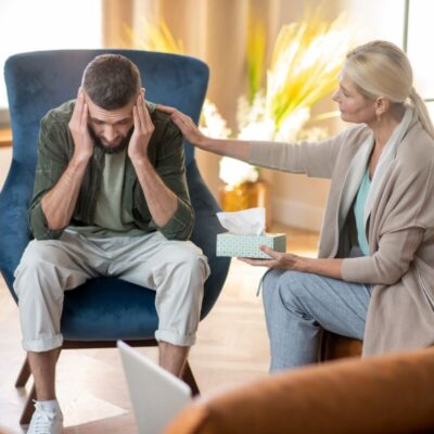 Prywatna terapia DDA to sesje 1:1 z tempem i celami dopasowanymi do historii; grupa uczy relacji, granic i regulacji emocji przez feedback.