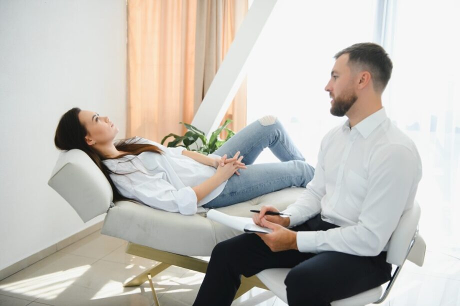 Prywatna terapia DDA to psychoterapia skutków dorastania w rodzinie z alkoholem lub dysfunkcją; obejmuje konsultacje, cele i regularne sesje.