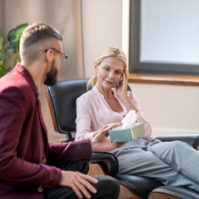 Prywatna terapia współuzależnienia ma sens, gdy partner pije i nie leczy się; wspiera regulację emocji, granice i bezpieczeństwo, bez kontroli partnera.