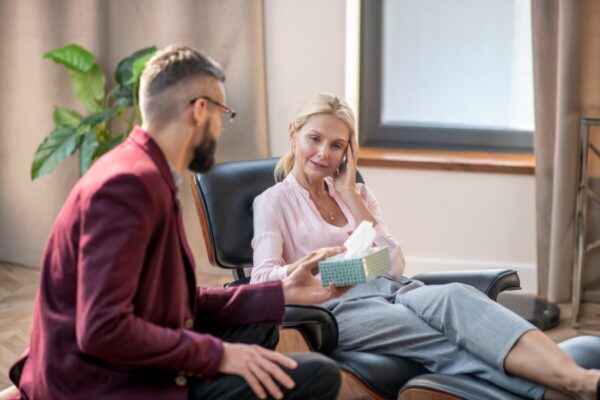 Prywatna terapia współuzależnienia ma sens, gdy partner pije i nie leczy się; wspiera regulację emocji, granice i bezpieczeństwo, bez kontroli partnera.