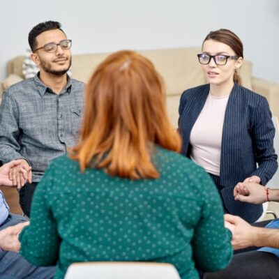 Prywatne grupy psychoterapii to regularne spotkania kilku–kilkunastu osób z terapeutą, z zasadami poufności; dla trudności emocjonalnych i relacyjnych.