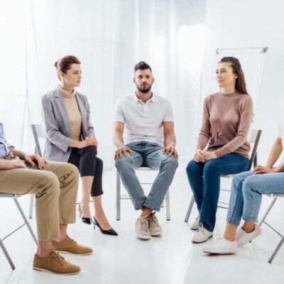 Prywatna grupa psychoterapii: jak rozpoznać bezpieczną? Kluczowe są kwalifikacje, poufność, zasady, reakcja na przemoc i plan kryzysowy.