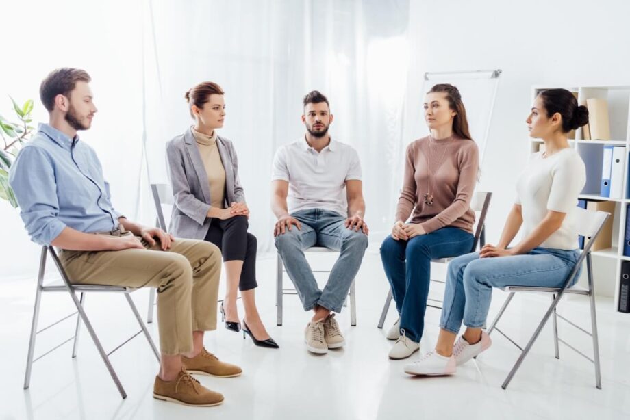 Prywatna grupa psychoterapii: jak rozpoznać bezpieczną? Kluczowe są kwalifikacje, poufność, zasady, reakcja na przemoc i plan kryzysowy.