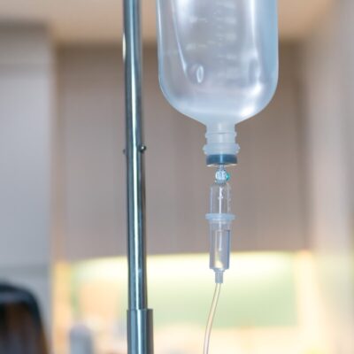 Kroplówka witaminowa bywa przeciwwskazana przy nadwrażliwości, niewyrównanej chorobie serca oraz zaburzeniach nerek lub wątroby i infekcji z gorączką.