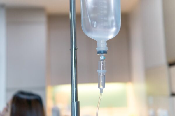 Kroplówka witaminowa bywa przeciwwskazana przy nadwrażliwości, niewyrównanej chorobie serca oraz zaburzeniach nerek lub wątroby i infekcji z gorączką.