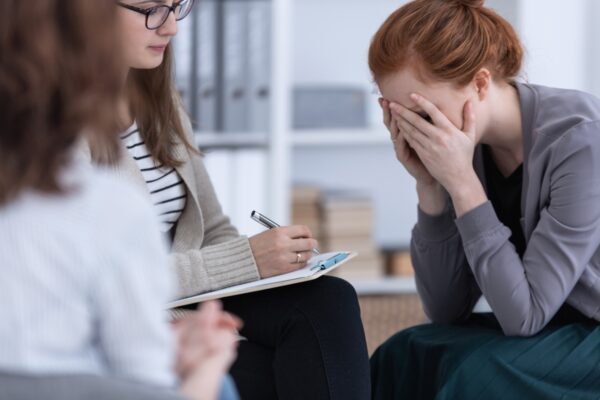 Prywatna terapia uzależnień od alkoholu bez AA obejmuje psychoterapię indywidualną, pracę z bliskimi i plan nawrotów, zależnie od potrzeb.